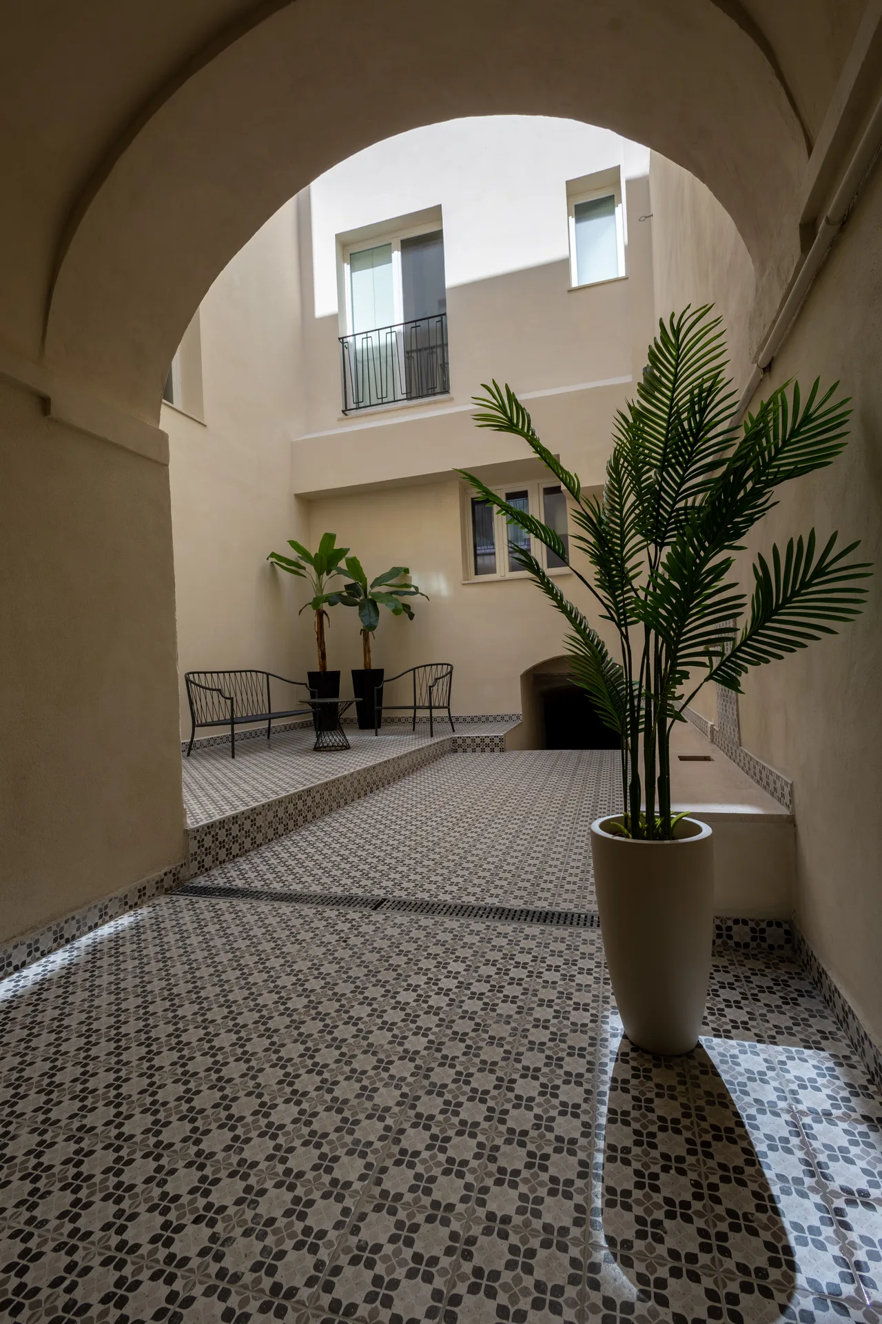 Il cortile interno con l’arco e la pavimentazione decorata
