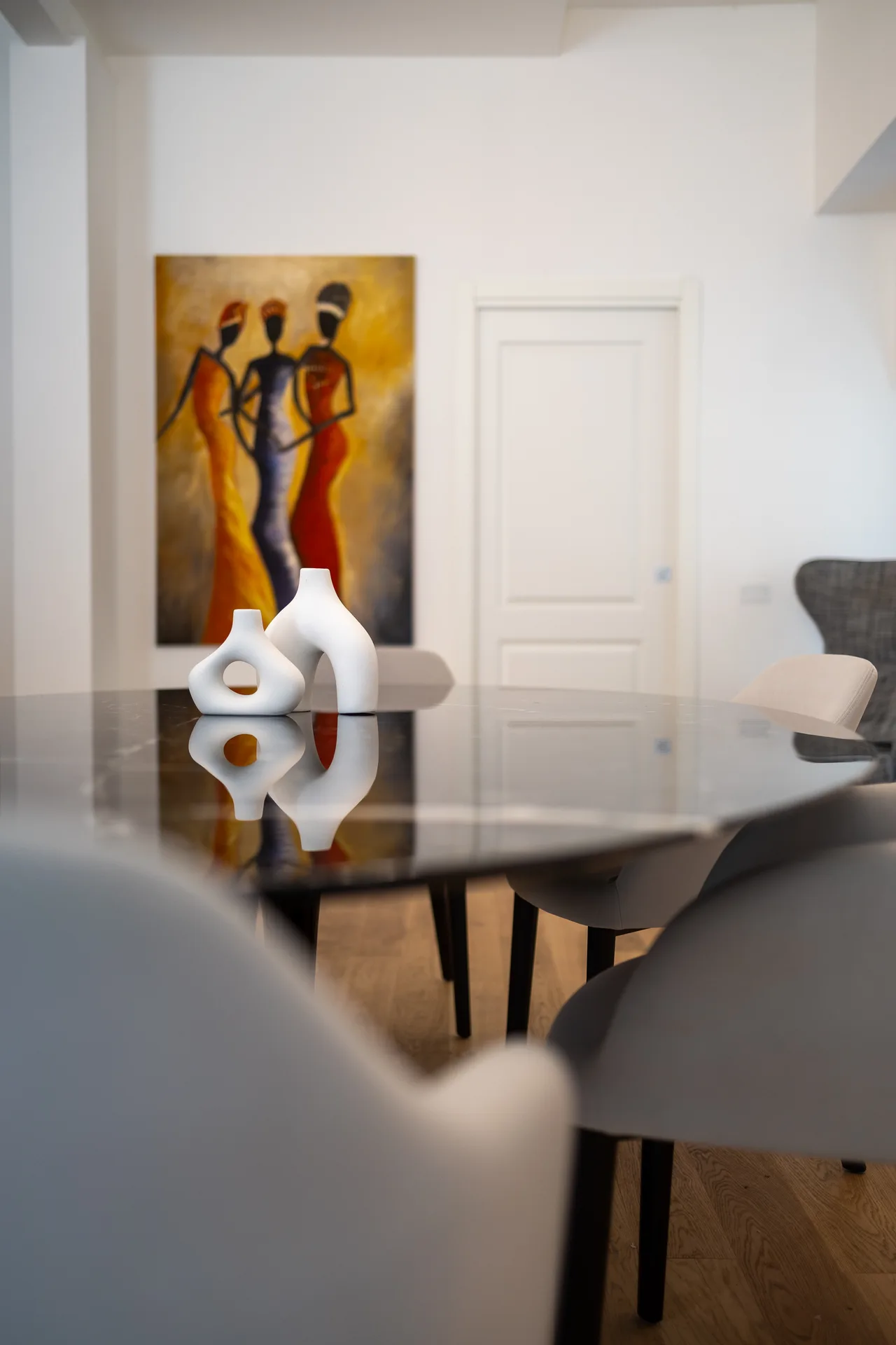 Il tavolo in marmo della reception con arte contemporanea